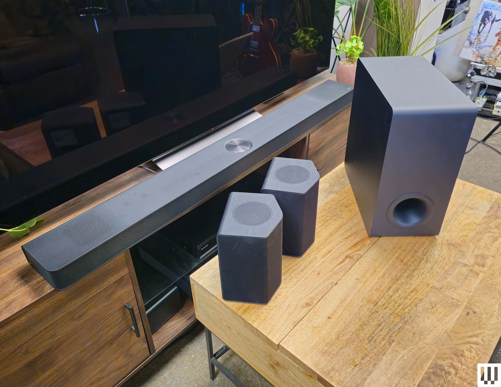 Side view of L.G. S95TR speaker system including long flat speaker 2 angular speakers and one rectangular speaker